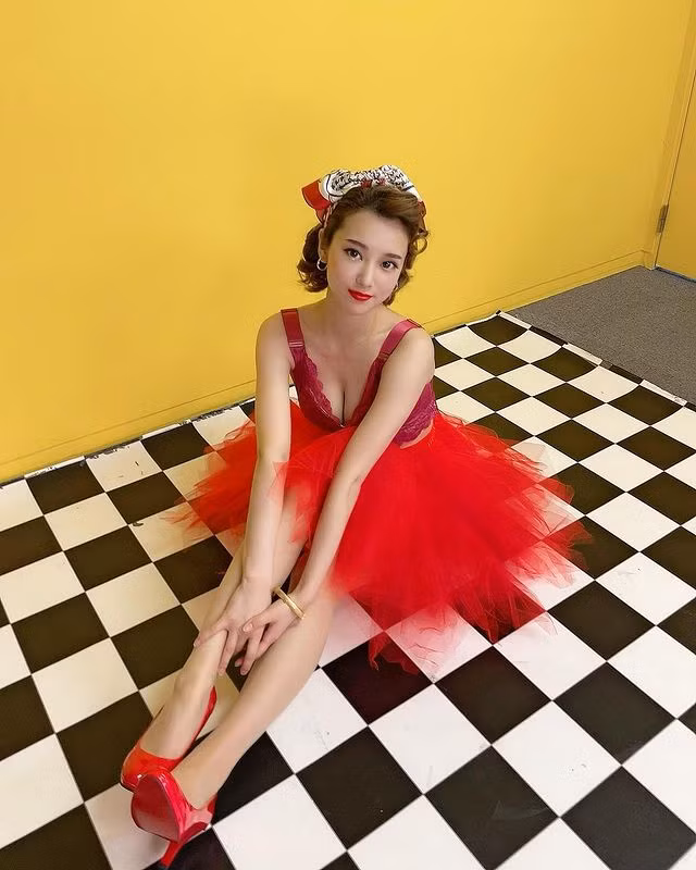 Trong bộ trang phục này, Manaka Nishihara xinh đẹp như búp bê, hút hồn người hâm mộ.