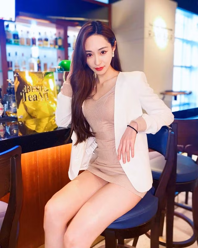 Cô nàng sẵn sàng diện những thiết kế bó sát, ngắn, có những chiếc váy body chỉ ôm vừa trọn vòng ba của Phó Tĩnh Du giống như trong ảnh này.