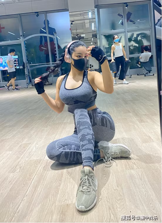 Khác với đa số những hot girl Trung Quốc khác, Anh Mị Nhi không giữ dáng gầy guộc, mảnh mai, cô nàng tập tành thể hình và quyết tâm "độ dáng" theo hướng gợi cảm, bốc lửa.