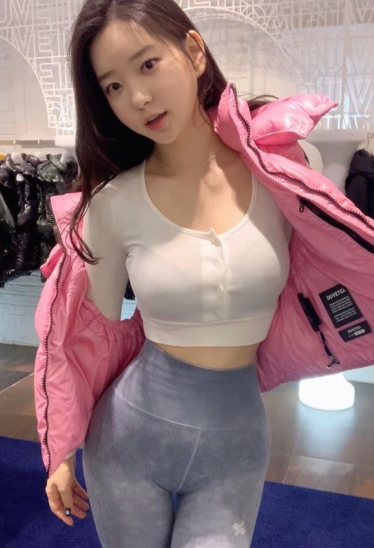 Được biết, để có được thân hình như trong mơ, Shin Jae Eun đã không ngừng tập luyện. Cô nàng còn có cả phòng gym cá nhân để thoả mãn nhu cầu tập tành của mình.