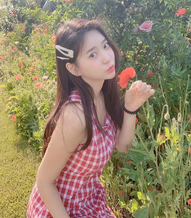 Cô nàng cũng được coi như một trong những mẫu nội y được săn đón nhất Hàn Quốc, không thua kém bất cứ idol K-POP nào.