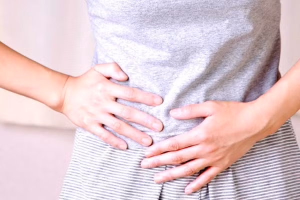 Thứ nhất, ăn uống kém đi, không cảm thấy ngon miệng. Kém ăn do ung thư tuyến tụy có đặc điểm đặc biệt là không muốn ăn những thứ nhiều dầu mỡ, chất béo. Điển hình như pho mát, gà rán, thịt lợn kho, trứng, mực chiên, que bột chiên, cua lông, bánh tráng miệng và các loại thực phẩm giàu protein và chất béo khác.