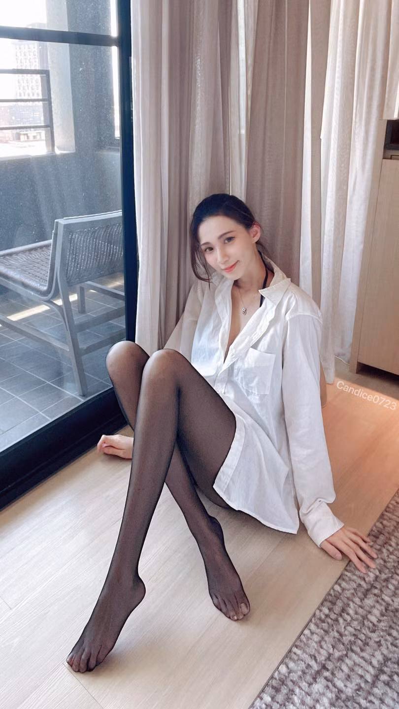 Đối với Thái Dịch Tâm, quần tất đen có sự quyến rũ đầy mê hoặc và tính ứng dụng rất cao, có thể phù hợp với gần như tất cả các loại trang phục.