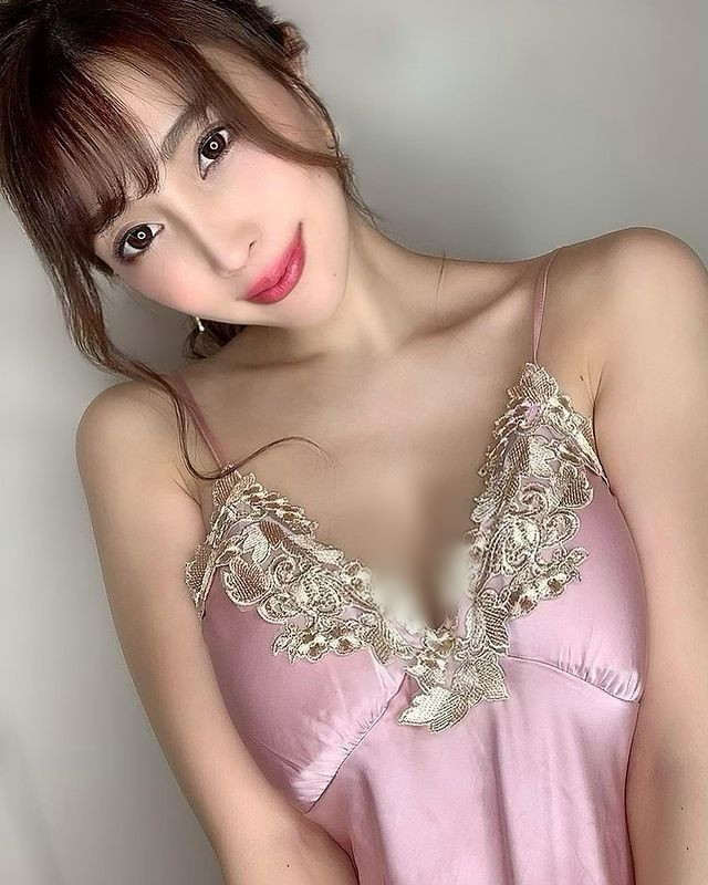 Trong những shot ảnh, Tomomi Morisaki khoe trọn vẹn vẻ đẹp hình thể của mình. Đặc biệt, với lợi thế vòng một khủng, hot girl cực kỳ cuốn hút.