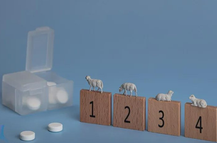 Ánh sáng xanh của màn hình điện tử vào ban đêm sẽ ảnh hưởng đến quá trình bài tiết melatonin, thức khuya trong thời gian dài sẽ khiến nhịp sinh học của giấc ngủ bị chậm lại.