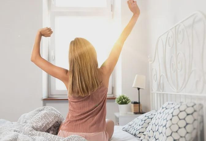 Ngủ muộn liên quan đến nhiều loại bệnh, bao gồm tiểu đường, tim mạch và mạch máu não, bệnh tâm lý và đột tử. Ngủ muộn có thể dẫn đến thời gian ngủ không đủ, khiến nhịp sinh học của giấc ngủ bị xáo trộn.