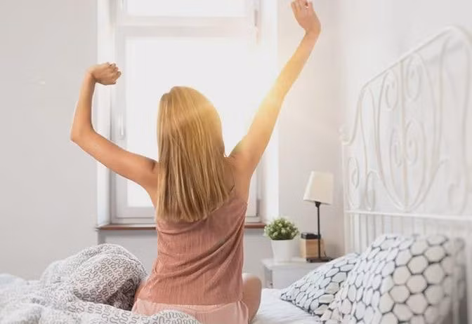 Ngủ muộn liên quan đến nhiều loại bệnh, bao gồm tiểu đường, tim mạch và mạch máu não, bệnh tâm lý và đột tử. Ngủ muộn có thể dẫn đến thời gian ngủ không đủ, khiến nhịp sinh học của giấc ngủ bị xáo trộn.