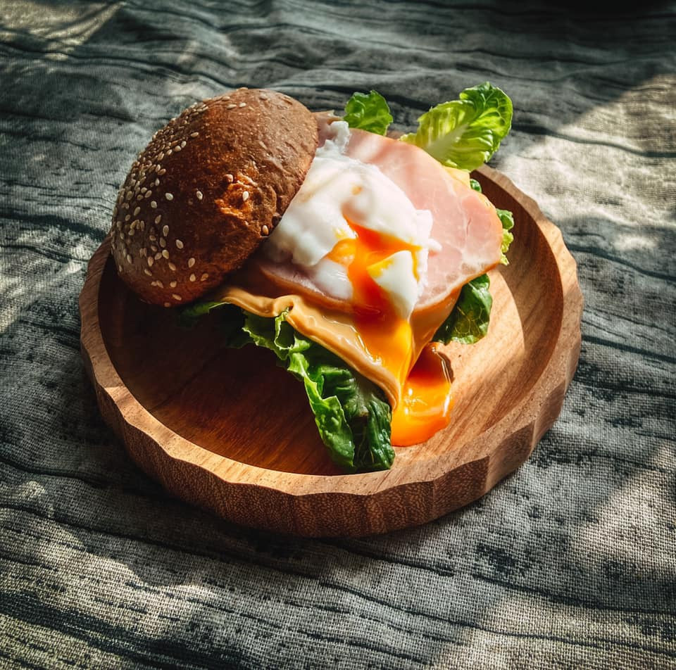 Cảm giác đói vào buổi sáng hầu hết chỉ là một thói quen mà con người đã phát triển từ khi còn nhỏ. Chưa kể ăn bánh, bánh mì tròn và các loại thực phẩm nhiều đường khác vào sáng sớm là hoàn toàn không cần thiết.