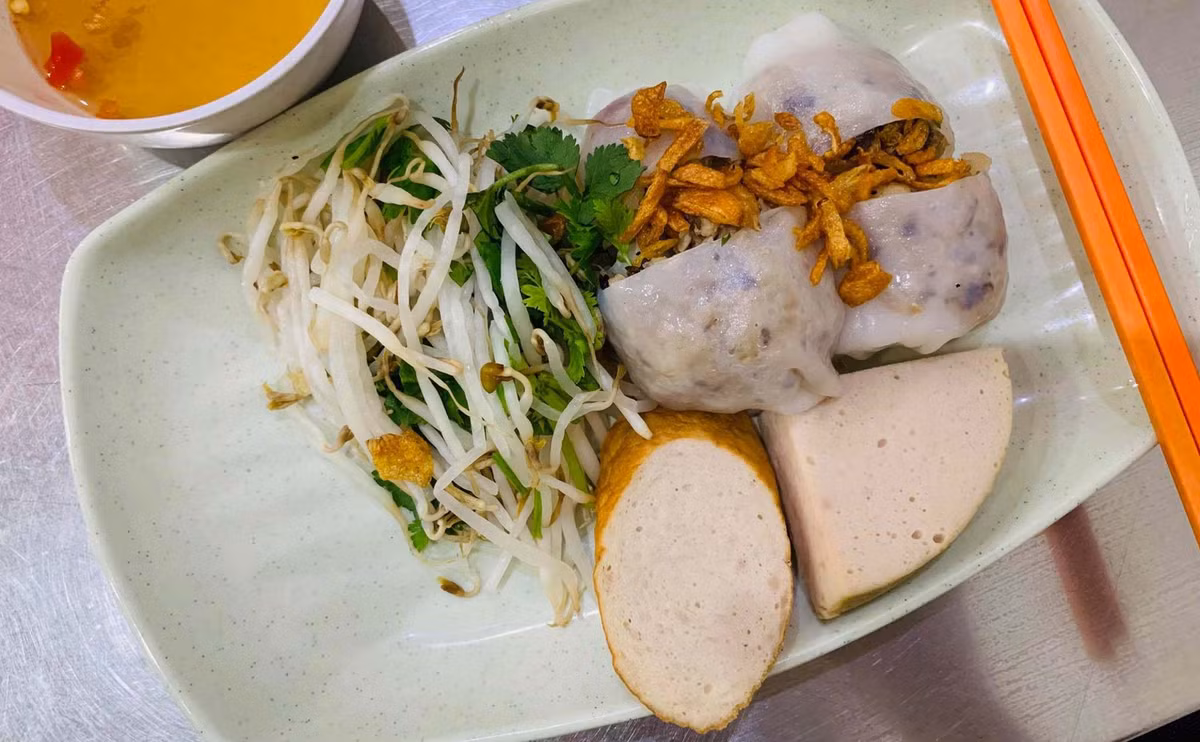 Cuối cùng, bác sĩ Jason nhấn mạnh rằng, nếu bạn thực sự cảm thấy đói vào buổi sáng, bạn chắc chắn nên ăn sáng, nhưng hãy tránh ăn các loại thực phẩm đã qua chế biến kỹ, các loại thực phẩm nhiều đường, nhiều tinh bột, chất béo.