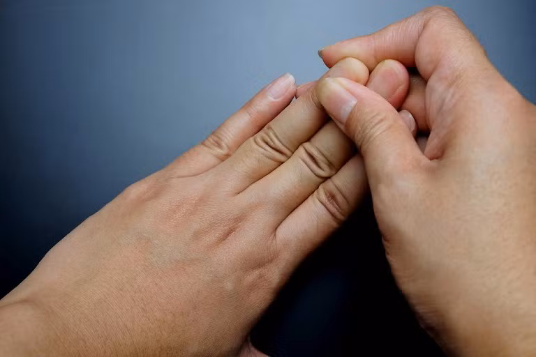 Dau tay chan tuong viem khop, co gai soc khi biet ung thu phoi