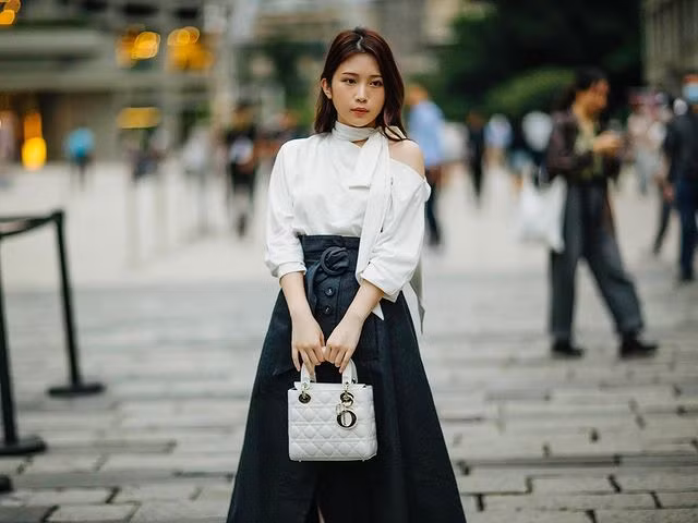 Nổi lên khi tham gia chương trình game show tại Đài Loan, sau đó cô được nhiều người biết qua những bộ ảnh nóng bỏng.