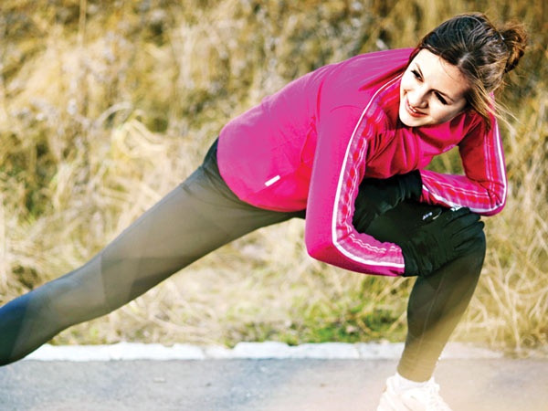 Thêm vào đó, dù ở trong nhà hay ngoài trời, bạn nên duy trì thói quen tập thể dục hoặc nuôi dưỡng nhiều sở thích, điều này có thể giúp tránh trầm cảm. Khi cảm thấy mất hứng thú với những thứ bạn thích trong 2 tuần qua thì cũng nên theo dõi chặt chẽ cảm xúc của mình và tìm cách điều chỉnh càng sớm càng tốt.