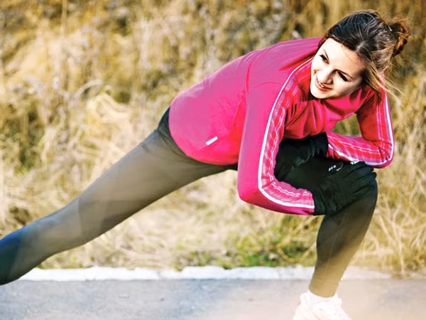 Thêm vào đó, dù ở trong nhà hay ngoài trời, bạn nên duy trì thói quen tập thể dục hoặc nuôi dưỡng nhiều sở thích, điều này có thể giúp tránh trầm cảm. Khi cảm thấy mất hứng thú với những thứ bạn thích trong 2 tuần qua thì cũng nên theo dõi chặt chẽ cảm xúc của mình và tìm cách điều chỉnh càng sớm càng tốt.