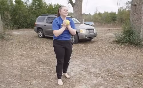 Cô gái khiến người lạ bịt mũi khi đứng gần: Sự thật đau lòng - Hình 2 Co gai khien nguoi la bit mui khi dung gan: Su that dau long-Hinh-2