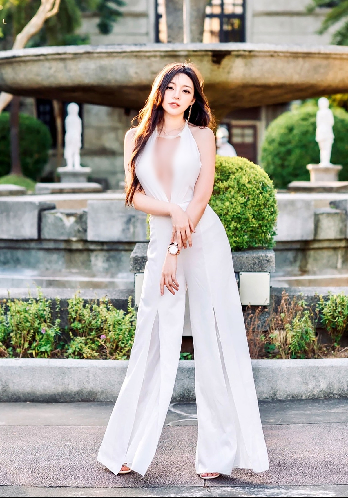 Cô nàng cũng khiến người hâm mộ tán dương không ngớt khi diện set đồ màu trắng khoét ngực cực sâu.