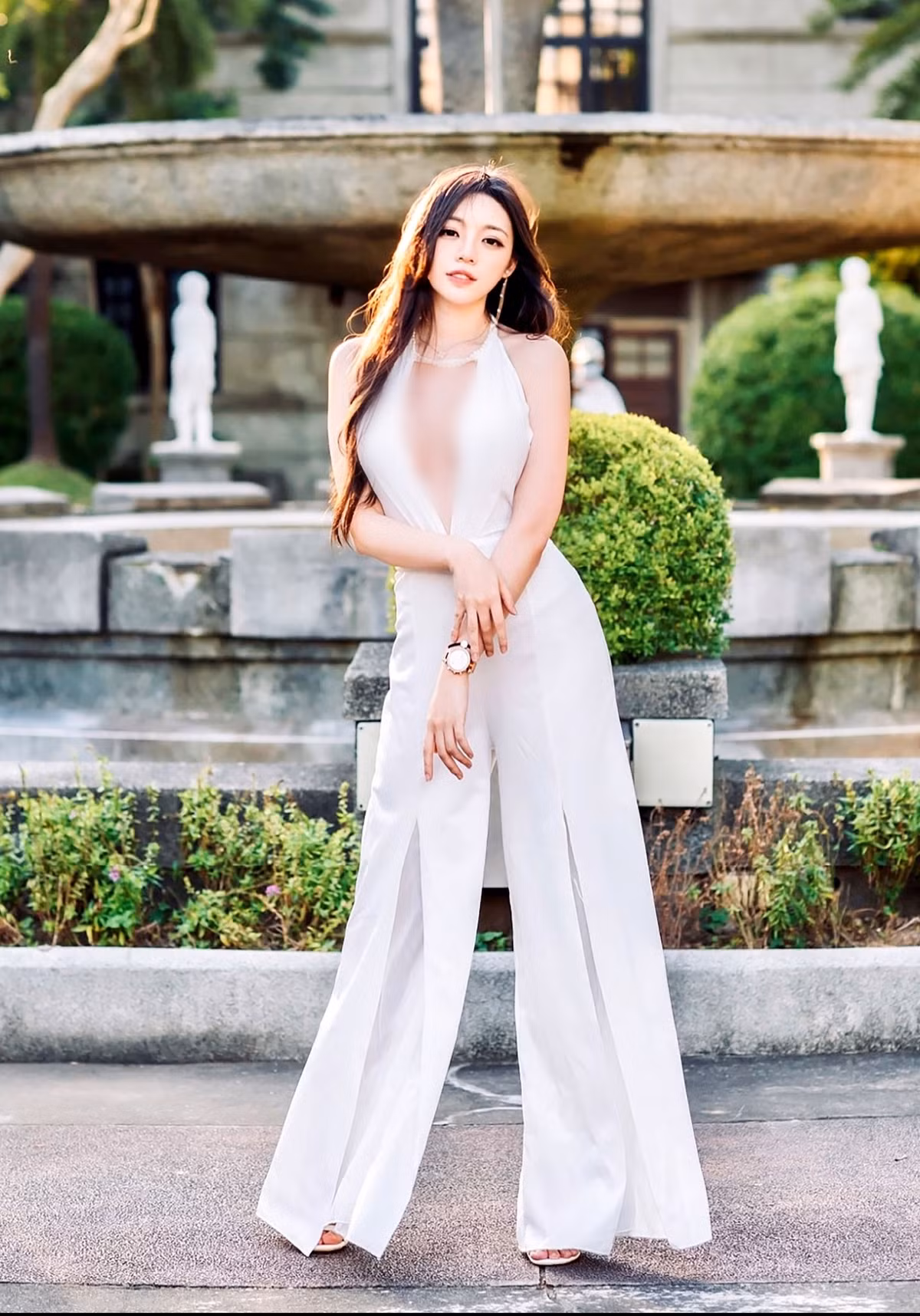 Cô nàng cũng khiến người hâm mộ tán dương không ngớt khi diện set đồ màu trắng khoét ngực cực sâu.