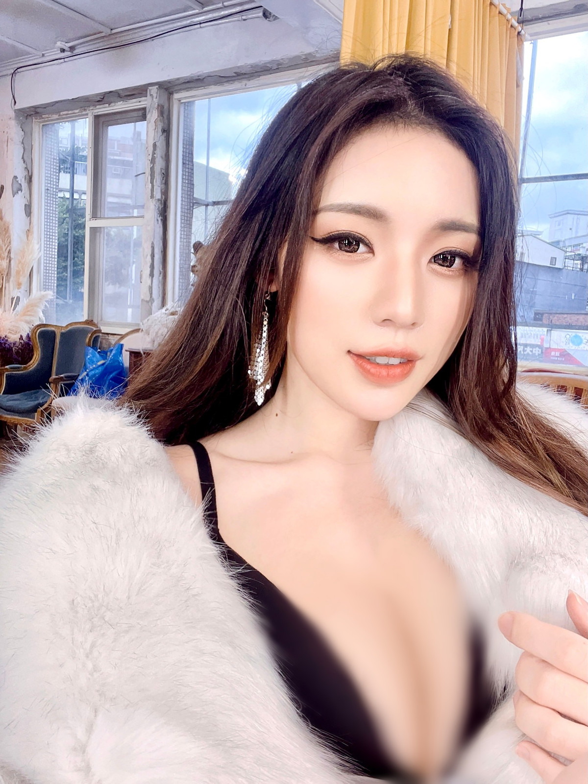 Mới đây, Tạ Lập Kỳ gây xôn xao khi mặc áo lông nhưng bên trong chỉ diện nội y.