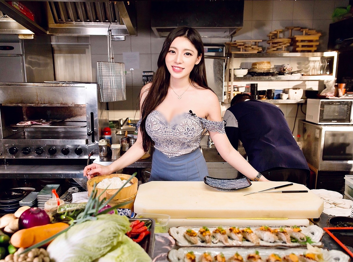 Cô nàng cũng xuất hiện trên các show truyền hình, chương trình tạp kỹ và nhận được sự ái mộ của công chúng nhờ ngoại hình nổi bật và cách nói chuyện duyên dáng.