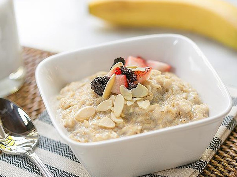 Theo Healthline, việc ăn quá nhiều yến mạch còn ảnh hưởng tới quá trình hấp thu sắt. Khi ruột bị bít tắc do các chất xơ sẽ dẫn tới việc không thể hấp thu một số khoáng chất như sắt, canxi, mangan...