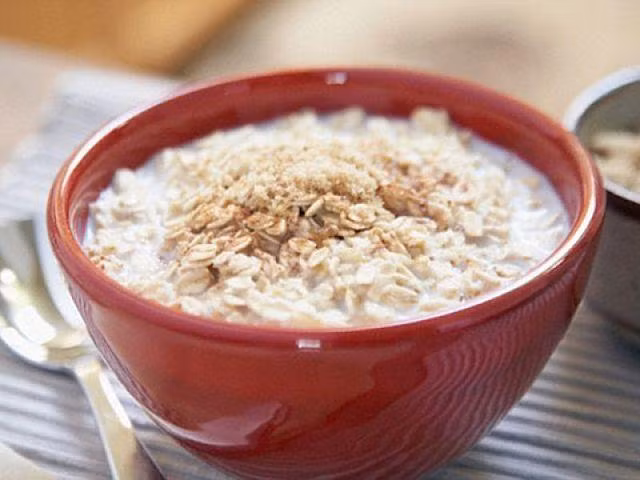 Hàm lượng cacbohydrat trong yến mạch cao khiến chúng nhanh chóng được chuyển hóa thành đường, làm tăng lượng đường trong máu. Lượng đường trong máu tăng cao còn khiến bạn có nguy cơ mắc tiểu đường, đặc biệt là chứng tiểu đường tuyp 2.