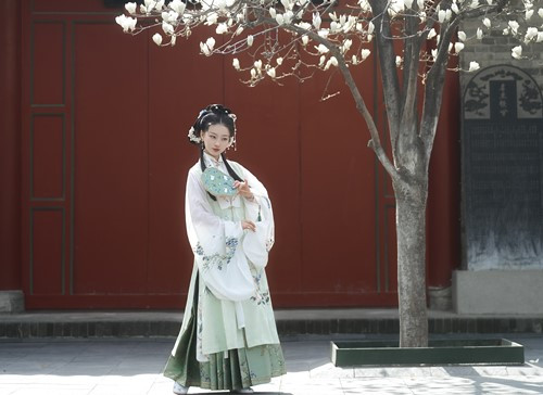 Đêm hôm đó, khi Đổng Sư Tú tụng kinh xong, nàng đi dọc hành lang nhà goá phụ Lưu. Lúc này, Hồ Tông Dụng trốn trong bụi hoa ở sân sau chạy ra khống chế, một tay giữ chặt miệng Đổng Sư Tú, một tay dùng sức kéo nàng ngã xuống góc tường.