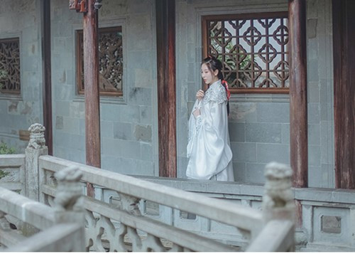 Bành đại nhân thấy vậy liền phán Hồ Tông Dụng vu khống và đánh gãy chân hắn. Thế nhưng, ngay cả khi bị đánh gãy chân, Hồ Tông Dụng vẫn khăng khăng cho rằng Đổng Sư Tú là đàn ông. Thấy sự lạ, Bành đại nhân lại cho rằng hai bà đỡ nhận hối lộ của Đổng Sư Tú nên nói dối, bèn lôi ra đánh.