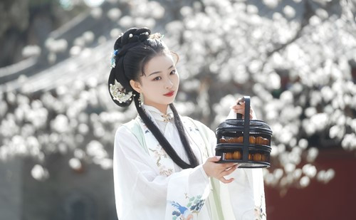 Đổng Sư Tú vùng vẫy một cách tuyệt vọng nhưng vẫn bị xé hết quần áo. Thế nhưng, khi Hồ Tông Dụng đưa tay xuống định hành sự, hắn giật nảy mình vì phát hiện, Đổng Sư Tú hoá ra là đàn ông.