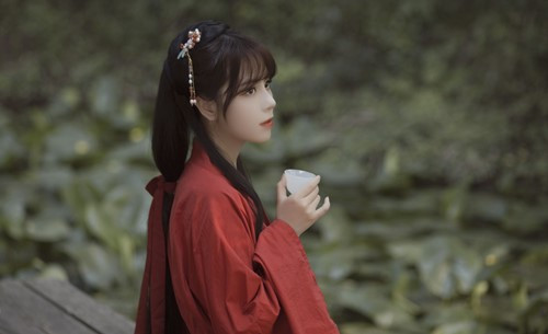 Thế nhưng, theo quan điểm của ngày hôm nay, cơ thể bất nam bất nữ của Đổng Sư Tú không phải là yêu quái, đó chỉ là một dạng thể chất bị đột biến, trên thế giới có rất nhiều người bị đột biến gen này. Đổng Sư Tú là song tính không phải tội lỗi, cũng không phải là yêu ma quỷ quái gì. Thế nhưng Đổng Sư Tú lại sống ở thời Tống, cách đây gần ngàn năm trước, ngoại tình với hơn trăm người, đây là trọng tội của hắn.