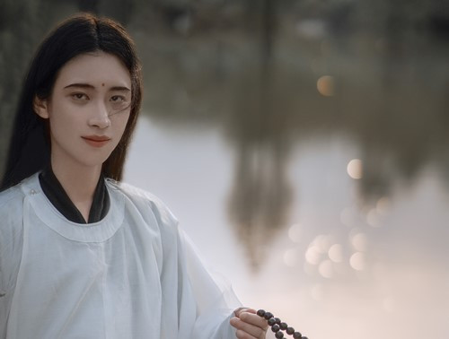 Các tiểu thư, quý nữ và cả các phu nhân của các gia đình giàu có ngưỡng mộ nhân cách cao quý và tài thêu thùa tinh tế của Đổng Sư Tú nên thường mời nữ tu này về nhà chỉ dạy. Đổng Sư Tú luôn vui vẻ nhận lời. Đặc biệt, các góa phụ rất yêu thích vị nữ tu này, tranh nhau mời nàng về nhà mình ở lại một thời gian để dễ bề giao lưu.