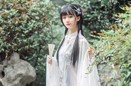 Cuối cùng, thông qua phương pháp đặc thù của bà đỡ, Bành đại nhân phát hiện ra sự thật, quả nhiên Đổng Sư Tú là người nửa nam nữa nữ, có cả hai bộ phận sinh dục của hai giới.