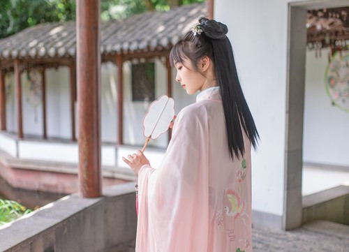 Để xác minh tính xác thực một lần nữa, Bành đại nhân cử hai bà đỡ dẫn Đổng Sư Tú đến hành lang phía sau, lột bỏ quần áo của nàng để kiểm tra. Hai bà đỡ lần lượt kiểm tra và xác nhận Đổng Sư Tú thực sự là một phụ nữ.