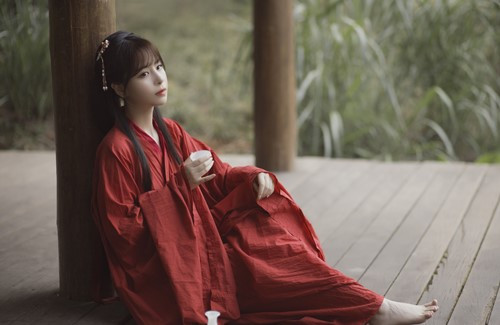 Thấy thân phận thật của mình bị bại lộ, Đổng Sư Tú không thể chối được nữa, thừa nhận mình là người vừa âm vừa dương, nửa nam nửa nữ. Với thân phận là một nữ tu, Đổng Sư Tú thoải mái giao lưu với các tiểu thư, phu nhân. Bởi vì thân thể đặc biệt, hắn có dục vọng cũng không thể khiến người khác mang thai, hơn nữa tất cả những người giao lưu với Đổng Sư Tú đều thích điều đó, cho nên thời gian lâu dài cũng không để lộ thân phận.