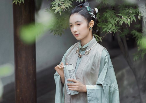 Lúc này bà đỡ bí quá kêu oan, nói rằng trên đời có âm có dương, con người có nam có nữ, nhưng trời đất muôn hình vạn trạng. Con người tuy không phải là lợn, chó, trâu bò, cừu nhưng cũng là máu thịt. Trên đời, có loài vật vừa âm vừa dương, cũng có người nửa nam nửa nữ. Tuy rằng hiếm nhưng không phải không có. Sách cổ thời nhà Hán có ghi chép về một người kỳ dị như vậy, nếu Đổng Sư Tú cũng thế, hắn chính là yêu quái.