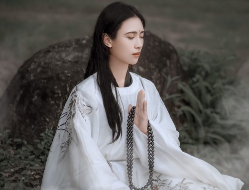 Thời kỳ Nam Tống, có một nữ tu tên Đổng Sư Tú ở Quảng Châu, khoảng 30 tuổi, cực kỳ nổi tiếng. Đổng Sư Tú xinh đẹp, thiện lương, không chỉ thông thạo kinh Phật mà còn giỏi thêu thùa. Nữ tu này thường đi khất thực, mạc áo thô đơn giản, đi khắp ngõ xóm giúp đỡ mọi người. (Ảnh minh họa)