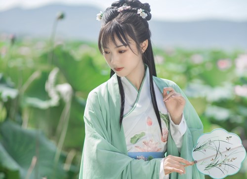 Hoảng sợ, Hồ Tông Dụng lập tức trói nghiến Đổng Sư Tú đưa về phủ quan trình báo. Quan phủ lúc đó là Bành Tiết Trai ngạc nhiên vô cùng vì nhìn vẻ bề ngoài, Đổng Sư Tú thực sự không khác gì một phụ nữ bình thường.