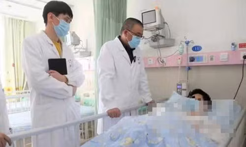 Thuc khuya lam dieu nay, be trai bi xoan tinh hoan...suyt vo sinh