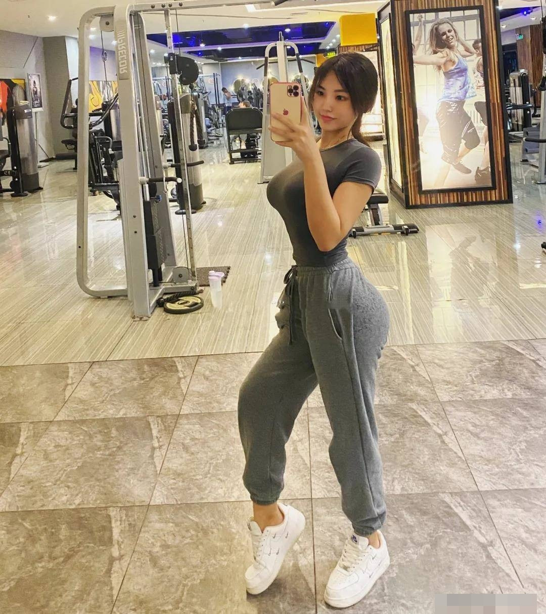 Thế nhưng hôm nay, giới thiệu với mọi người một hot girl "người thật việc thật", mới 19 tuổi nổi đình nổi đám trên mạng. Cô nàng không chỉ là một mỹ nhân gợi cảm mà còn là "nữ thần thể hình" trong lòng người hâm mộ.