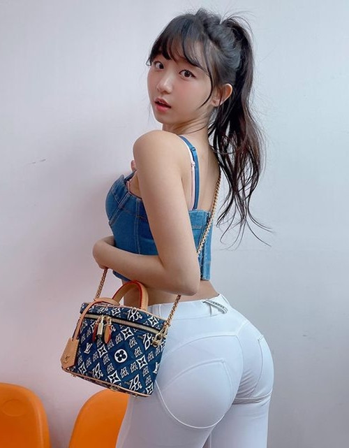 Mức độ nổi tiếng của Eunji Pyo được đánh giá rất cao, cô nàng thường xuyên được mời xuất hiện trên tạp chí đình đám ở Hàn và được ca ngợi là "quá gợi cảm".