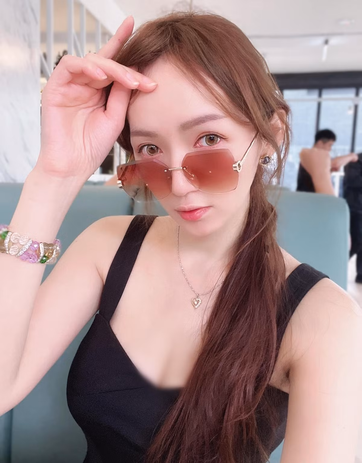 Theo tìm hiểu, hot girl Sansa, người Trung Quốc, sở hữu chiều cao 1m73. Với khuôn mặt xinh đẹp thu hút và đôi chân dài tới 1,08m, Sansa luôn nổi bật dù xuất hiện ở bất cứ đâu.