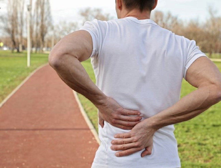 Các triệu chứng chính của sỏi thận bao gồm đau thắt lưng, tiểu buốt, giảm lượng nước tiểu và tiểu máu. Nếu kết hợp với nhiễm trùng đường tiết niệu, các triệu chứng như sốt, buồn nôn và nôn cũng có thể xảy ra.