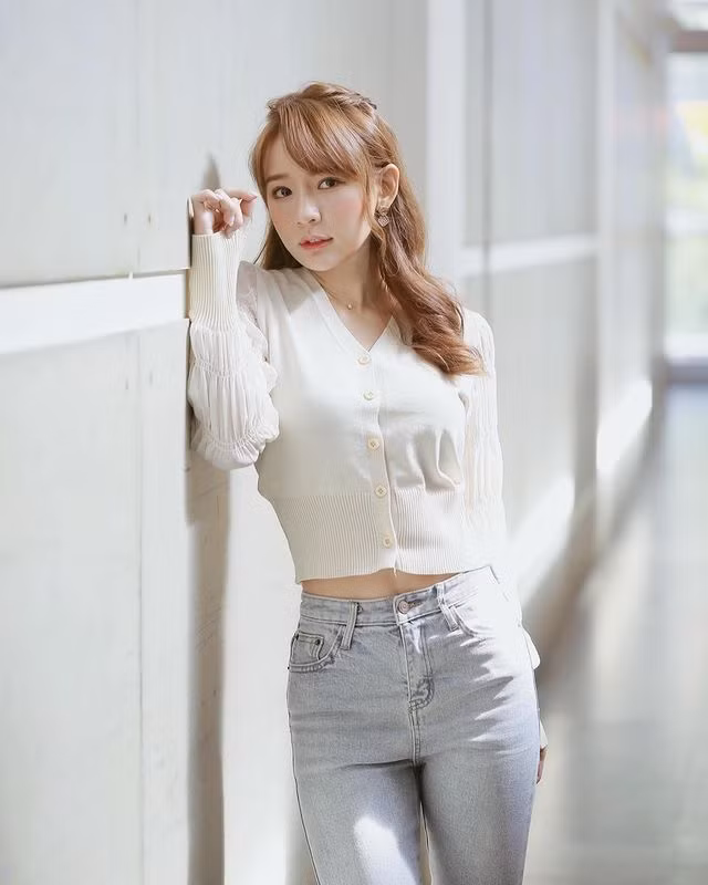  Hot girl gợi cảm Lâm Sa, người Trung Quốc, sở hữu gương mặt ngọt ngào và thân hình nóng bỏng nên gọi được mệnh danh là "mối tình đầu" của vô số chàng trai.