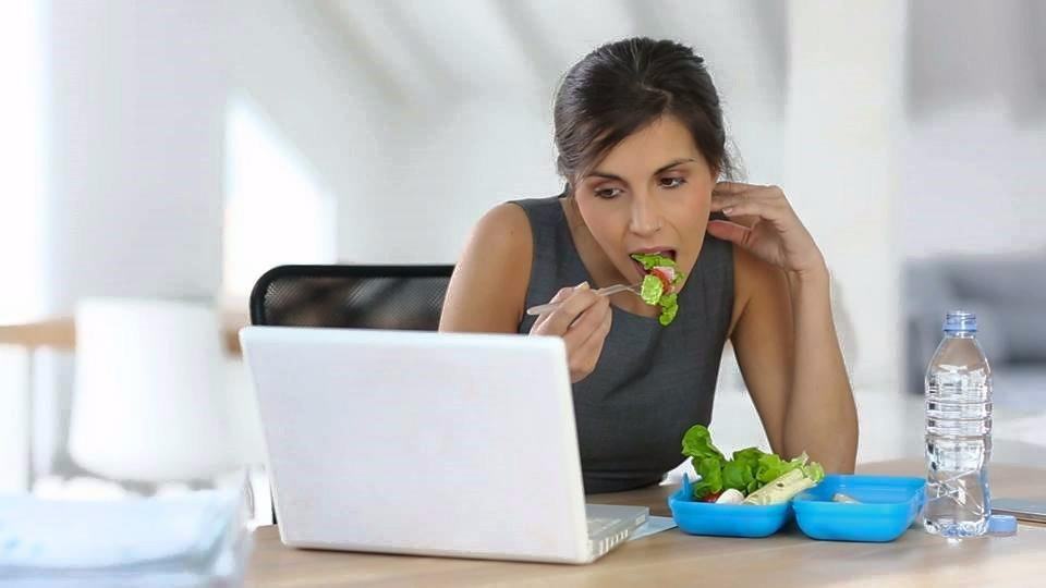 Nhớ rằng, vận động nhẹ nhàng, đúng cách sau bữa ăn có thể thúc đẩy máu lưu thông khắp cơ thể, giảm các vấn đề về tắc nghẽn mạch máu.