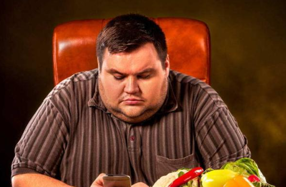 Nhồi máu não thường khởi phát đột ngột khiến người bệnh không kịp chuẩn bị. Trước khi bị nhồi máu não, nhiều bệnh nhân sẽ nói ngọng, chóng mặt và nhức đầu, huyết áp và lipid máu tăng cao, suy nhược toàn thân, tay chân lạnh, chân tay tê dại, cong vẹo mắt, miệng và các biểu hiện bất thường khác. Lúc này, phải đến bệnh viện ngay không thì hối không kịp.