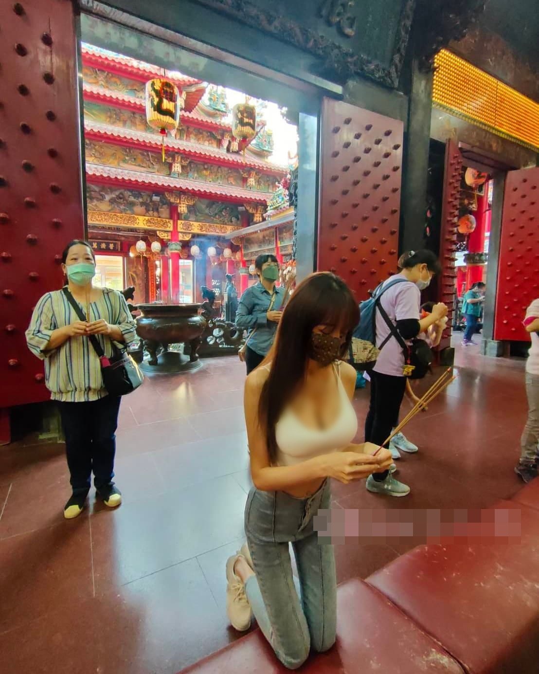 Tuy nhiên, gợi cảm cùng cần đúng nơi đúng chỗ. Vài ngày trước, Côn Ny có đi lễ chùa và cầu phúc cho bản thân. Trang phục của cô nàng là quần jeans màu xanh sáng và áo hai dây crop top hở cổ sâu.