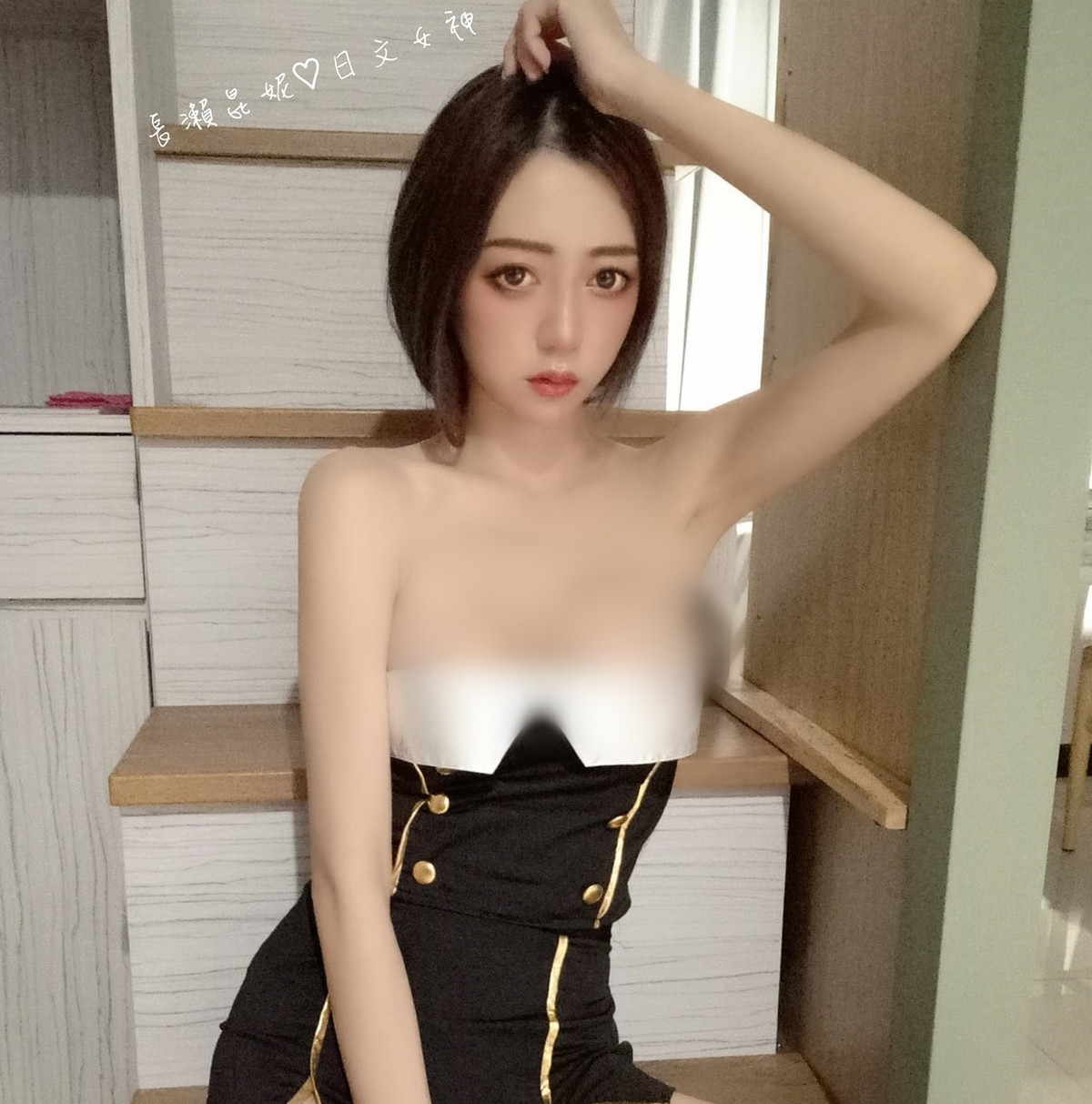 Đặc biệt trong những set đồ quây ngực, Côn Ny lại càng thu hút hơn, khiến nhiều người chú ý hơn.