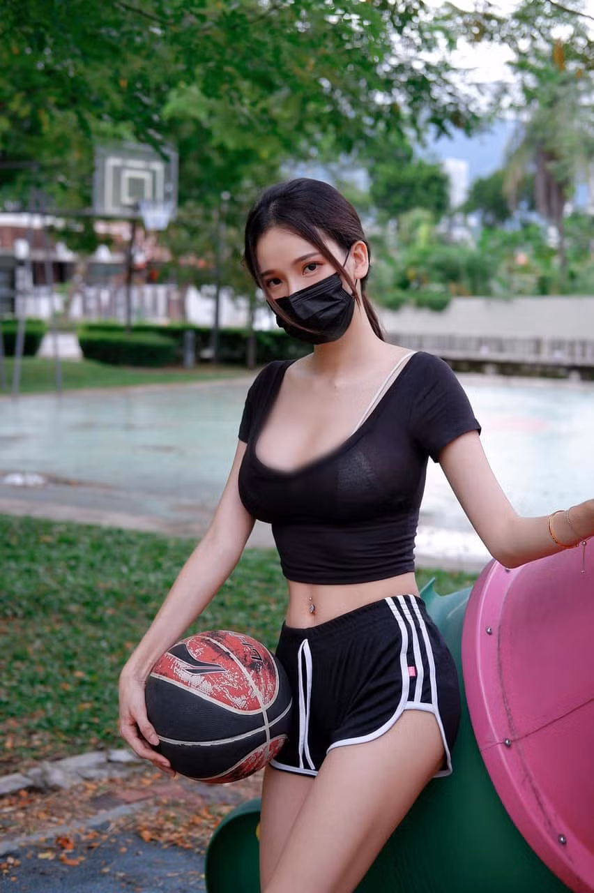 Fan hâm mộ trung thành của Pei Yu không ngừng tán dương vóc dáng đẹp chuẩn mực của cô nàng. Họ cho rằng trang phục này giúp cô nàng khoe được toàn bộ đường cong chữ S.