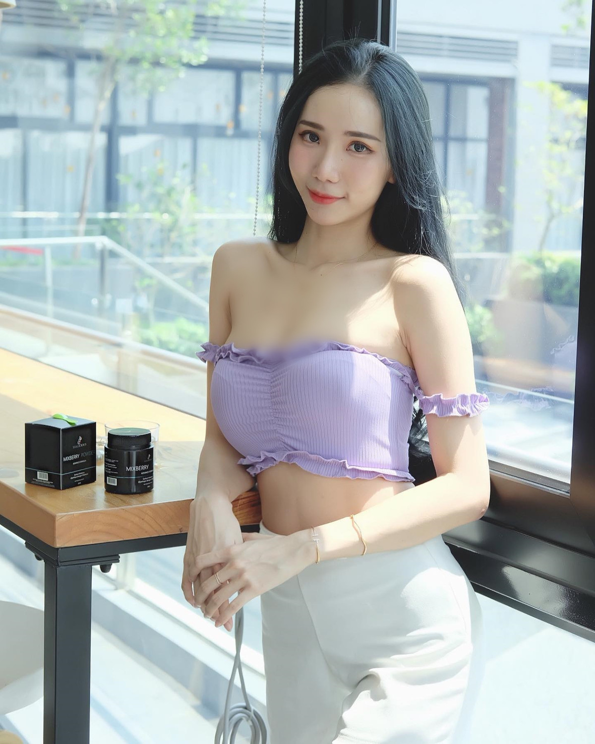 Cô nàng cũng lựa chọn phong cách thời trang gợi cảm, trẻ trung và thường xuyên diện những set đồ tôn lên dáng vóc đẹp tuyệt mỹ của mình.