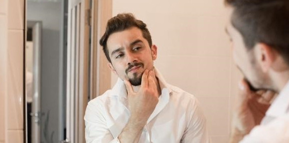 1. Mặt đen: Chúng ta có thể quan sát kỹ nước da của mình, nếu nước da sẫm màu bất thường, nhợt nhạt và thiếu máu thì rất có thể tế bào ung thư đã xâm nhập vào cơ thể chúng ta.