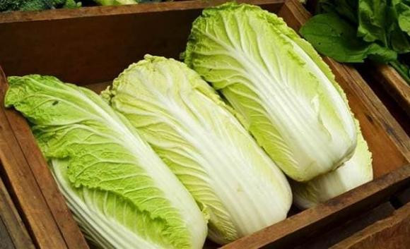 Khi mua cải thảo có thể ngửi qua, nếu có mùi đặc biệt thì có thể cải thảo đã bị phun dung dịch formaldehyde.