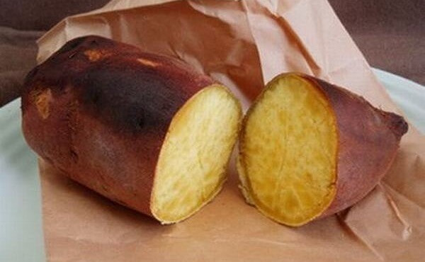 Tuy nhiên, cũng có những điều kiêng kỵ nhất định, mong các bạn phải ghi nhớ. Điển hình là do hàm lượng tinh bột trong khoai lang tương đối cao, nếu ăn nhiều có thể bị đầy bụng hoặc xì hơi, do đó tốt nhất bạn không nên ăn quá nhiều khoai lang vào bữa sáng.